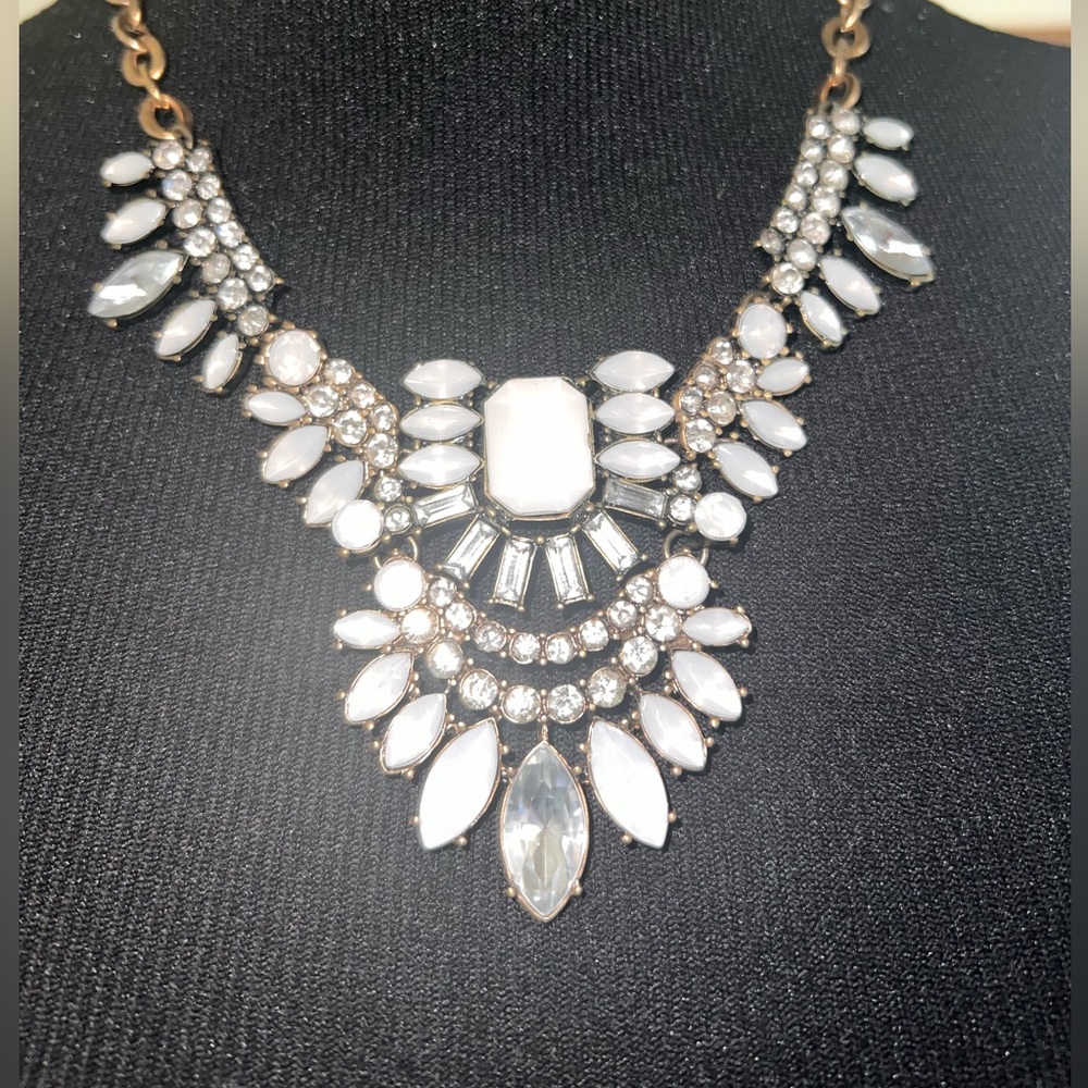 🌺STATEMENT NECKLACE WITH OPAL COLOR STONES WITH GOLD TONE ADJUSTABLE CHAIN🌺